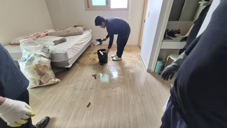 인천 중구 고독사 청소 현장 작업 사진 15