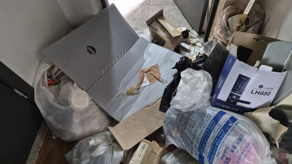 서울 관악구 집 쓰레기 청소 현장 작업 사진 9