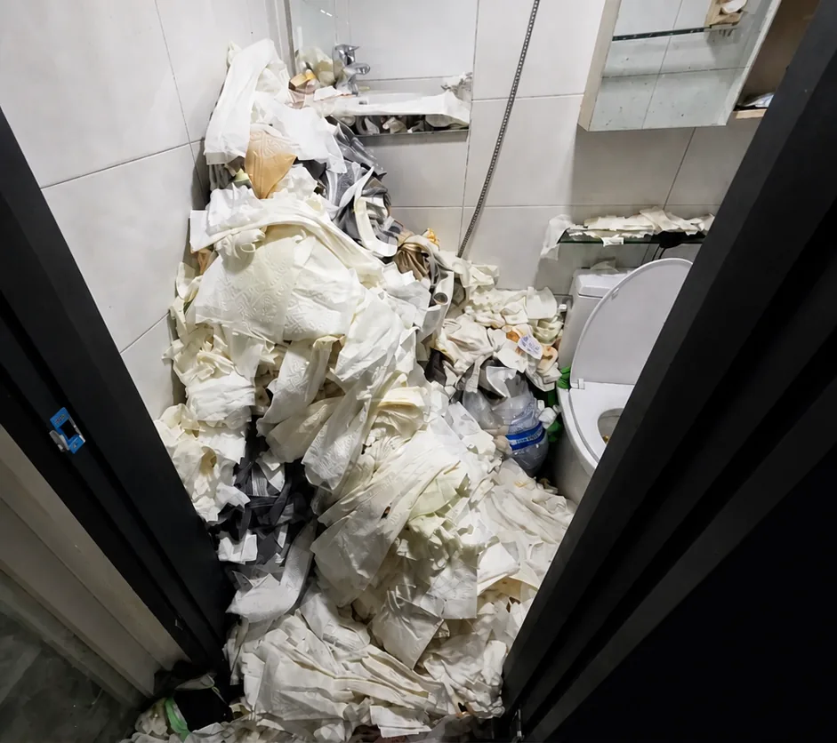 폐기물로 가득 찬 욕실 작업 전 모습